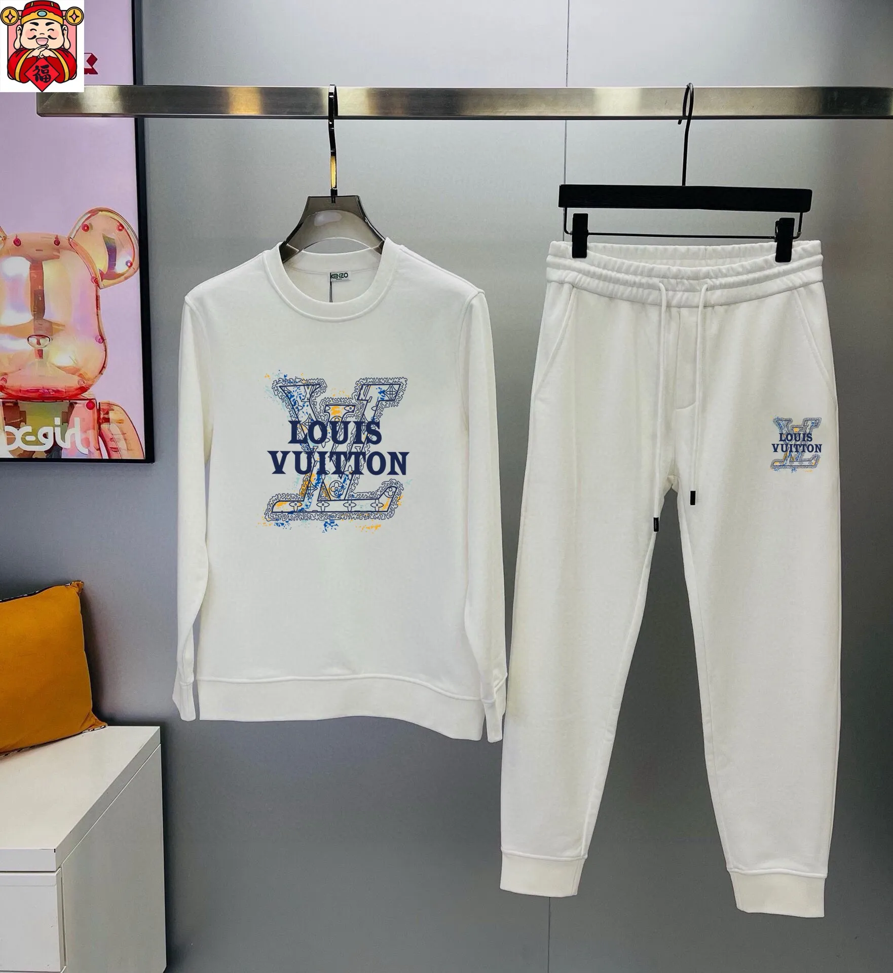 🅿️380 [LV Louis Vuitton] (Fat Man Gospel) hot-selling suit is coming. Focus on the original version of the official website. 2025 new hot-selling sweatshirt suit. The original order is the best. 🇭🇰The meticulous work of top designers is dedicated to a fitting and perfect upper body effect. All-natural high-quality Roman cotton 100%, close-fitting comfort, noble and elegant! Original hardware embodies elegance and nobility! Counter size: M-5XL (maximum wear up to 220 pounds)